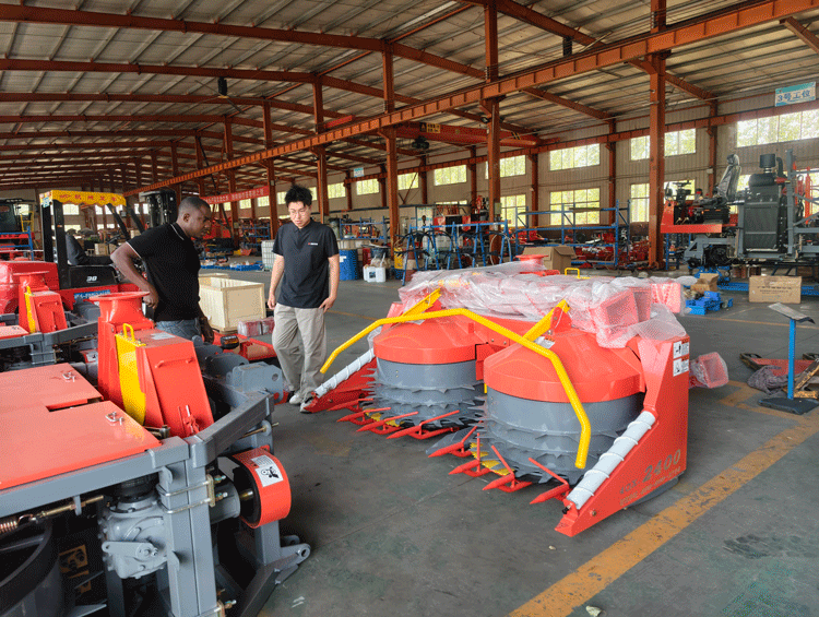 Ver para crer! Clientes internacionais visitam a fábrica para verificar minuciosamente as robustas capacidades do equipamento de silagem. Ver para crer! Clientes internacionais visitam a fábrica para verificar minuciosamente as robustas capacidades do equipamento de silagem.