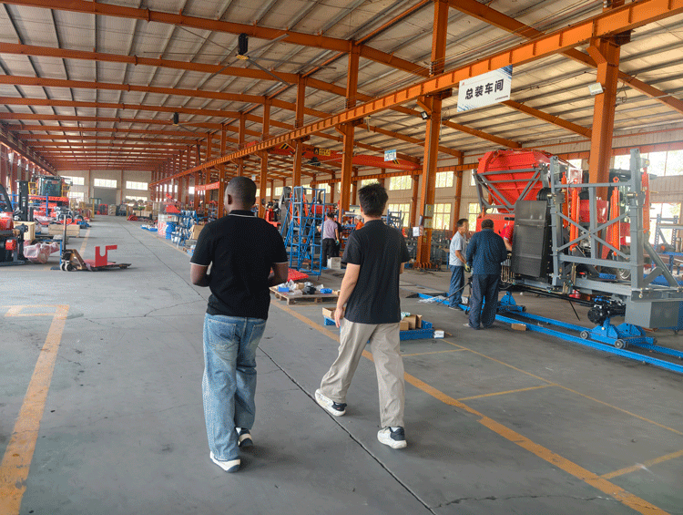 Ver para crer! Clientes internacionais visitam a fábrica para verificar minuciosamente as robustas capacidades do equipamento de silagem. Ver para crer! Clientes internacionais visitam a fábrica para verificar minuciosamente as robustas capacidades do equipamento de silagem.